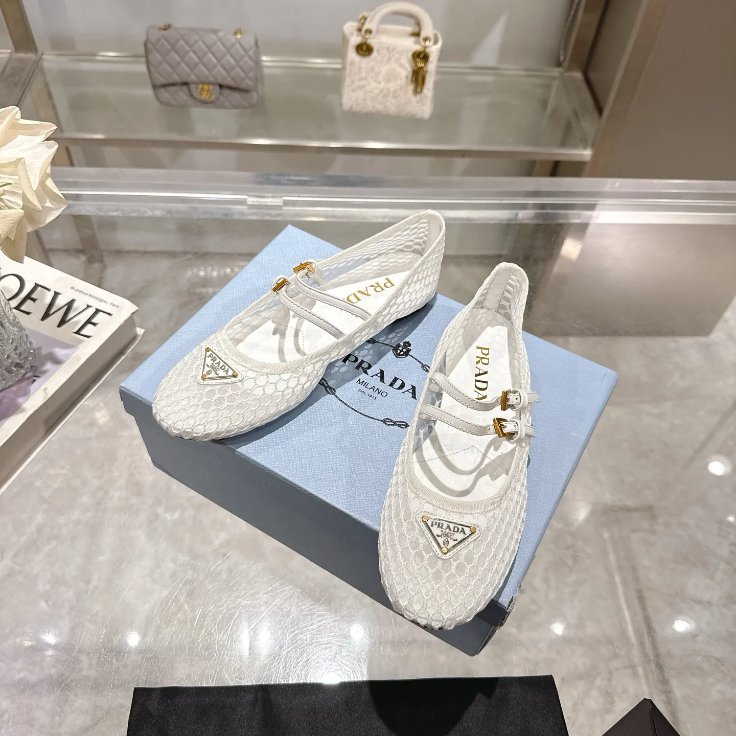 👟👟Ex-factory price 440👟👟 🔥🔥✨Prada/Prada 2024ss spring and summer new products are now available🌟 Mary Jane flat ballet shoes Soft and comfortable, recommended by major bloggers in Little Red Book, proper college style ➕Commuting 1-1 development Round-head golden triangle button Fabric: patent leather, sheepskin, silk fabric Sheepskin lining code number: 35 to 40 (41 is custom-made and cannot be returned or exchanged)
